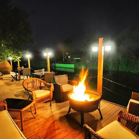 Beyaz Ev - Adult Only +15 3*