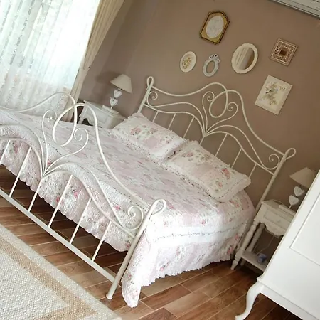 Beyaz Ev - Adult Only +15